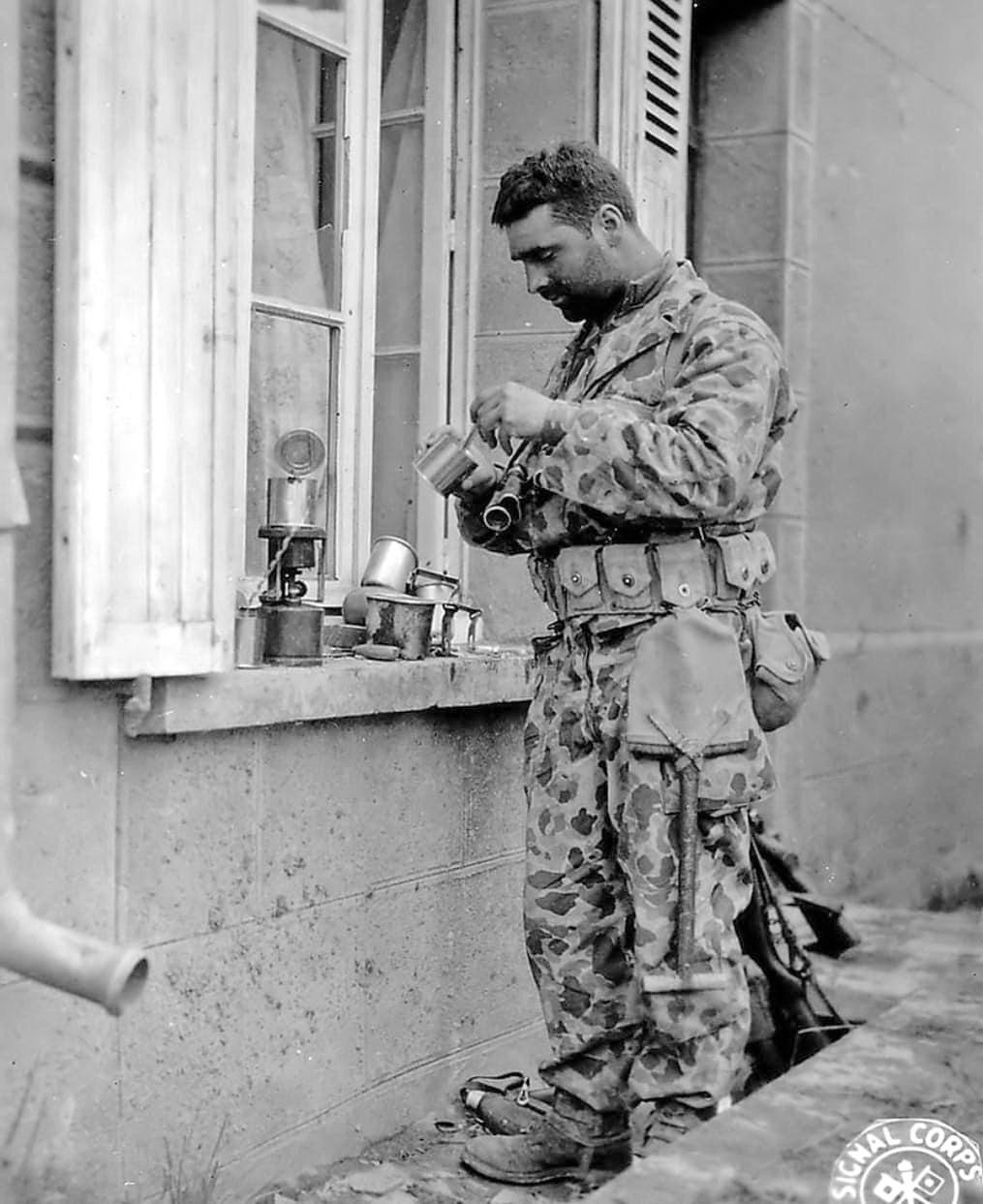 Joseph Freitas na Normandia em 1944 --- Joseph Freitas in Normandy in 1944